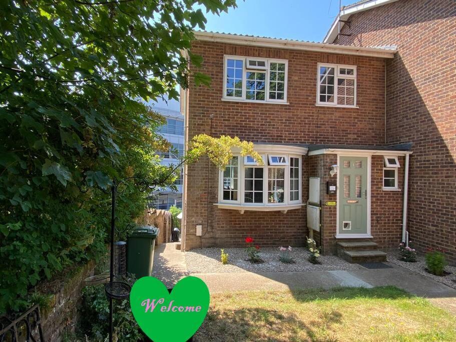 Redhill Town Centre 3 Bed House Near Gatwick Airport, Easy Commute To London Apartment Bagian luar foto