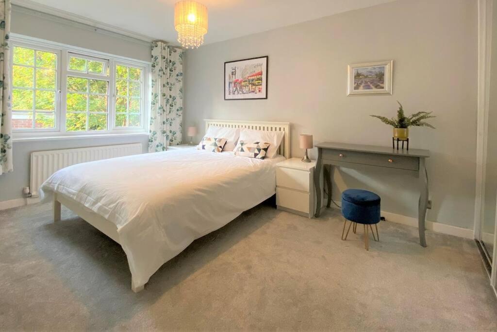 Redhill Town Centre 3 Bed House Near Gatwick Airport, Easy Commute To London Apartment Bagian luar foto