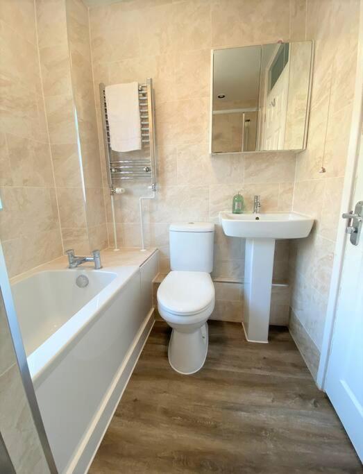 Redhill Town Centre 3 Bed House Near Gatwick Airport, Easy Commute To London Apartment Bagian luar foto