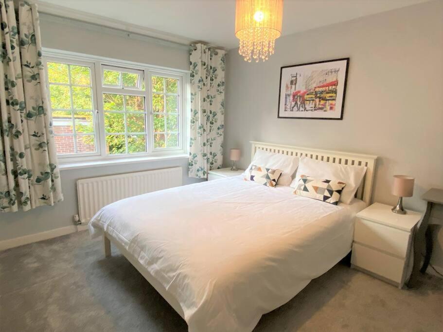Redhill Town Centre 3 Bed House Near Gatwick Airport, Easy Commute To London Apartment Bagian luar foto