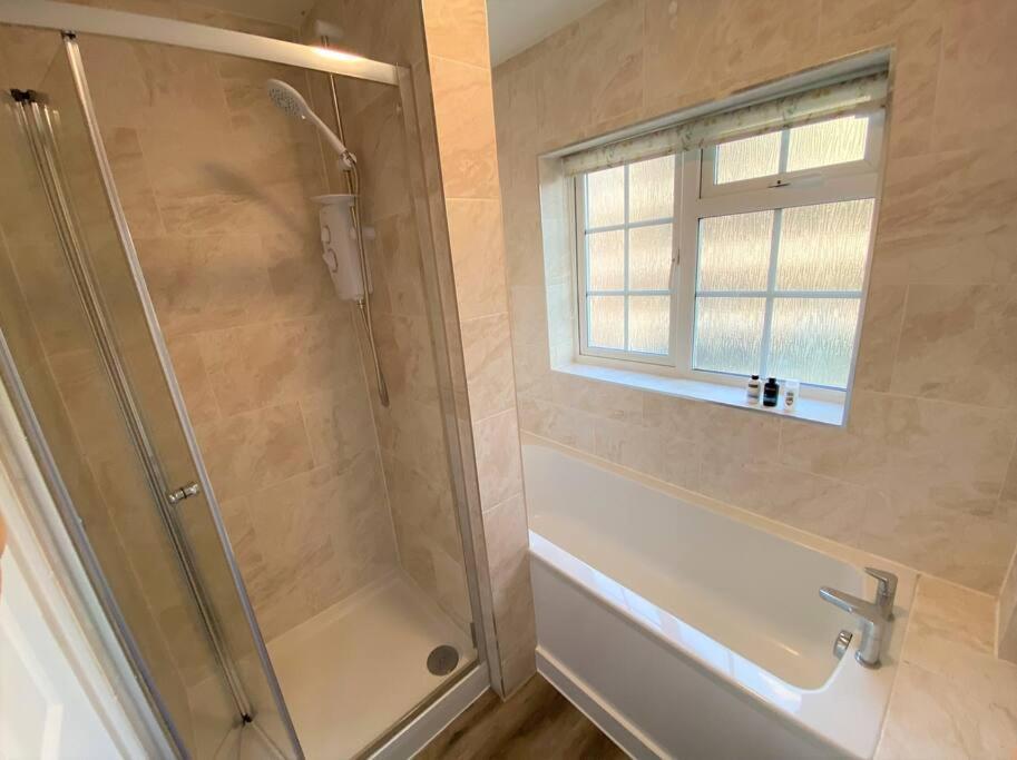 Redhill Town Centre 3 Bed House Near Gatwick Airport, Easy Commute To London Apartment Bagian luar foto