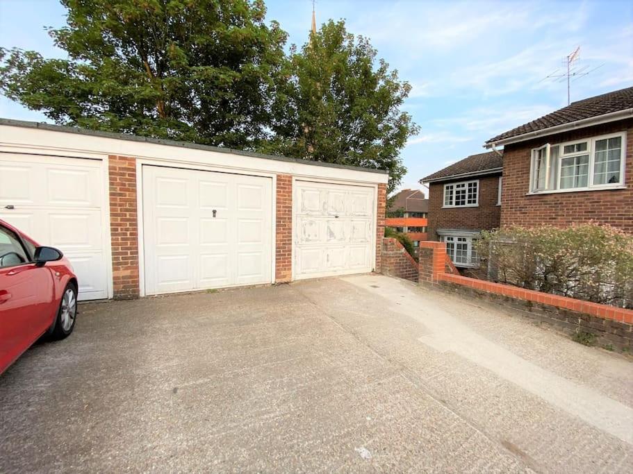 Redhill Town Centre 3 Bed House Near Gatwick Airport, Easy Commute To London Apartment Bagian luar foto