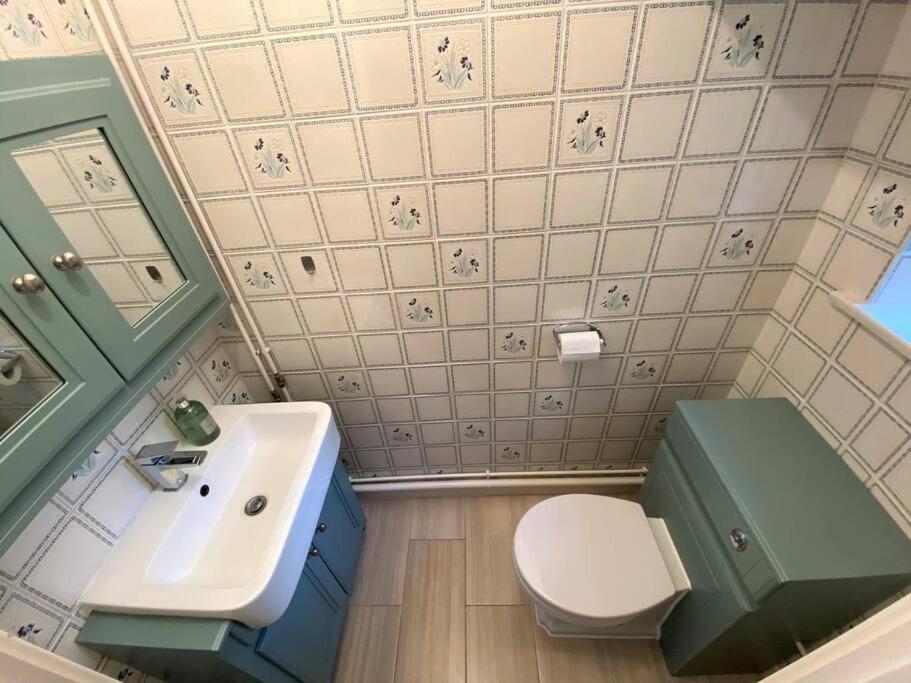 Redhill Town Centre 3 Bed House Near Gatwick Airport, Easy Commute To London Apartment Bagian luar foto
