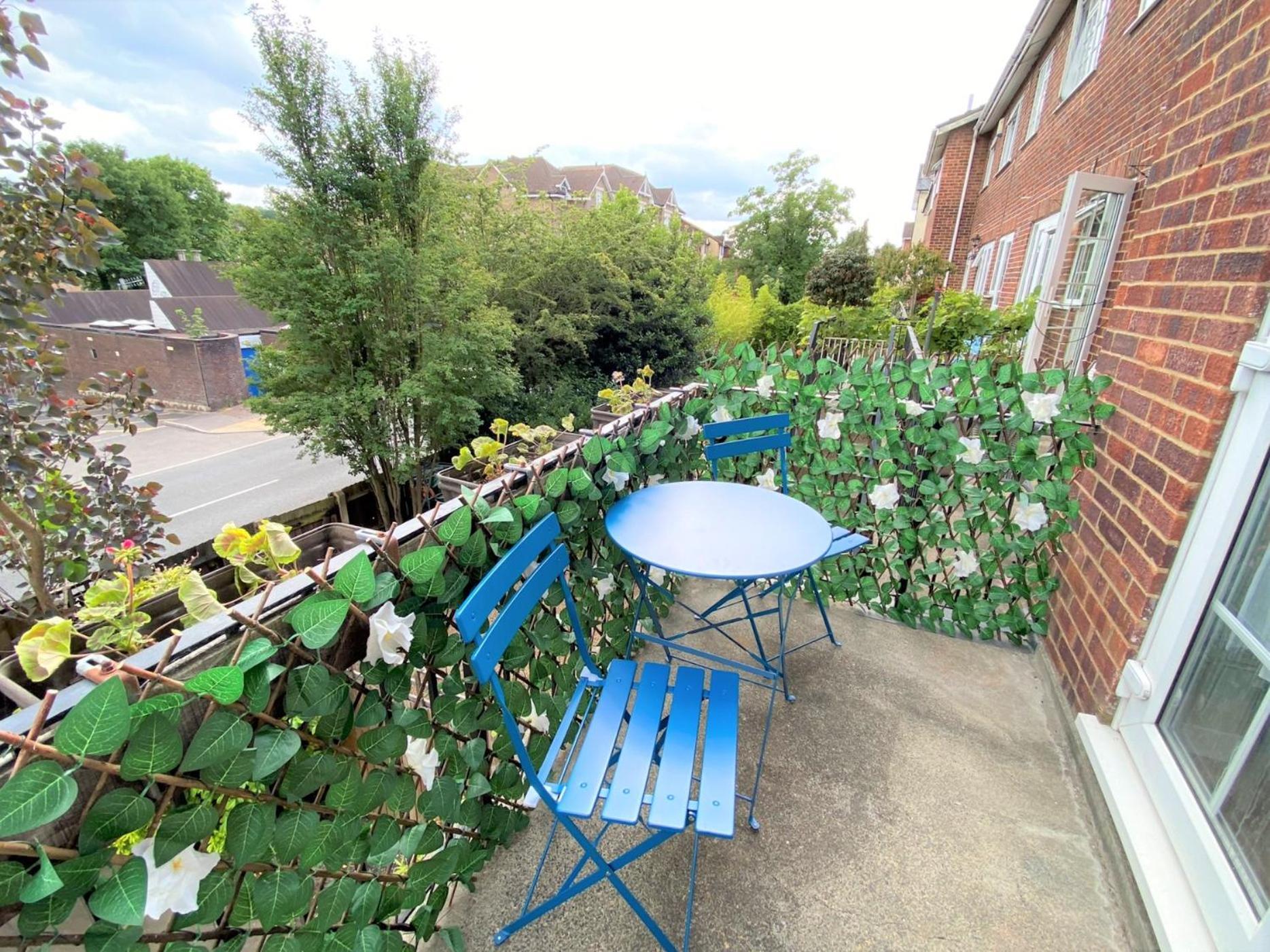 Redhill Town Centre 3 Bed House Near Gatwick Airport, Easy Commute To London Apartment Bagian luar foto